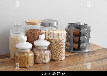 Vasetti di cereali e spezie in cucina Foto Stock