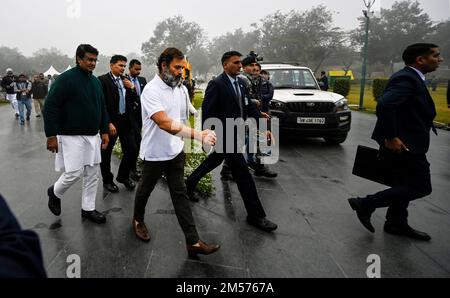 Nuova Delhi, India. 26th Dec, 2022. NEW DELHI, INDIA - 26 DICEMBRE: Il leader del Congresso Rahul Gandhi lascia dopo aver reso omaggio all'ex primo ministro Atal Bihari Vajpayee al suo memoriale Sadaiv Atal il 26 dicembre 2022 a Nuova Delhi, India. L'ex presidente del Congresso Rahul Gandhi ha reso tributi al Mahatma Gandhi e agli ex primi ministri, tra cui Atal Bihari Vajpayee, Jawaharlal Nehru, Lal Bahadur Shastri, Indira Gandhi e Rajiv Gandhi, durante i loro memoriali a Nuova Delhi. (Foto di Raj K Raj/Hindustan Times/Sipa USA) Credit: Sipa USA/Alamy Live News Foto Stock