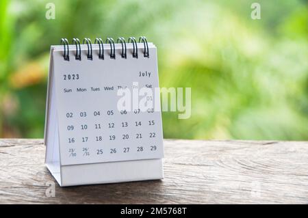 Luglio 2023 calendario da tavolo con spazio personalizzabile per testo o idee. Concetto di calendario e spazio di copia. Foto Stock