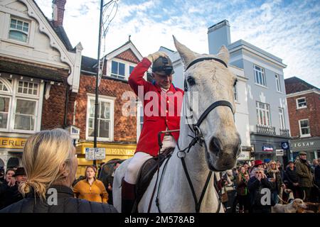 Lewes, Sussex, Regno Unito. 26th Dec 2022. Questa mattina (26th dicembre) la Giornata annuale di Santo Stefano della caccia Southdown e Eridge si riunisce a Lewes East Sussex. Le persone si sono riunite alle 11am di questa mattina di Santo Stefano su Lewes High Street fuori dalla Crown Court per vedere i cavalieri e i leoni sfilare prima di partire per una caccia al sentiero. Il Southdown & Eridge Hunt si trova nel sud-est dell'Inghilterra con le canile situate a Ringmer, nel Sussex orientale. Trail-caccia comporta la deposizione di un profumo in tutto il paese che un pacco di hounds poi cerca e segue utilizzando i loro nasi. Credit: @Dmoonuk/Alamy Live News Foto Stock