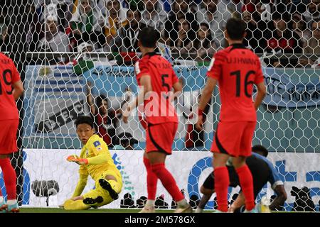 Younggwon KIM, Federico VALVERDE, Wooyoung JUNG, Seunggyu KIM, Inbeom HWANG in azione durante la partita di Coppa del mondo FIFA 2022 tra Uruguay e Repubblica di Corea, Education City Stadium, Doha, 24/11/2022 con: Younggwon KIM, Federico VALVERDE, Wooyoung JUNG, Seunggyu KIM, Inbeom HWANG credito: 24 novembre 2022 Qatar: Doha Anthony Stanley/WENN Foto Stock