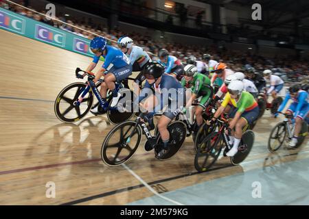 Jennifer Valente, degli Stati Uniti, guida il campo durante la gara di eliminazione femminile, 2022 UCI Track World Championships a Parigi, Francia. Foto Stock