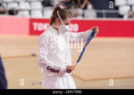 Jennifer Valente degli Stati Uniti, medaglia d'oro nell'omnium femminile, durante i Giochi Olimpici di Tokyo del 2020. Foto Stock