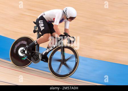 Jennifer Valente degli Stati Uniti, vincendo la medaglia d'oro nella gara di omnium femminile durante i Giochi Olimpici di Tokyo del 2020 al Velodrome di Izu. Foto Stock