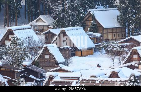 Tradizionali case giapponesi di gassho in un piccolo villaggio di montagna nella neve Foto Stock