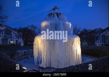 Un'onda fredda nel dicembre 2022 ha raggiunto tutto il senso nel sud americano, congelando questa fontana dell'acqua a Charlotte, Carolina del Nord. Foto Stock