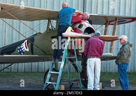 Volontari preparano un biplano Nieuport 28 francese d'epoca per una rappresentazione di rievocazione bellica all'American Heritage Museum. Hudson, Massachusetts Foto Stock