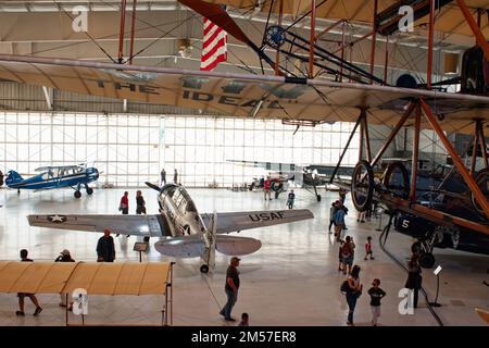 L'interno dell'appendiabiti all'American Heritage Museum contiene aerei come la replica di 1911 Write Vin Fiz, Douglas SBD-5 Dauntless e un WAC 1933 Foto Stock