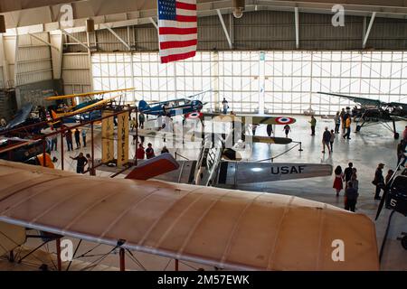 L'interno dell'appendiabiti all'American Heritage Museum contiene aerei come la replica di 1911 Write Vin Fiz, Douglas SBD-5 Dauntless e un WAC 1933 Foto Stock