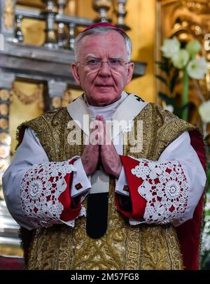 Cracovia, Polonia. 25th Dec, 2022. Mons. Marek Jedraszewski - Metropolita di Cracovia conduce una messa di mezzanotte nella Cattedrale di Wawel. La notte del 24/25 dicembre (dopo la vigilia di Natale) alle 12:00:00 presso la Cattedrale di Wawel a Cracovia, si tiene una messa di mezzanotte sotto la guida del Metropolita di Cracovia. Credit: SOPA Images Limited/Alamy Live News Foto Stock