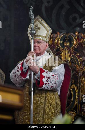 Cracovia, Polonia. 25th Dec, 2022. Mons. Marek Jedraszewski - Metropolita di Cracovia conduce una messa di mezzanotte nella Cattedrale di Wawel. La notte del 24/25 dicembre (dopo la vigilia di Natale) alle 12:00:00 presso la Cattedrale di Wawel a Cracovia, si tiene una messa di mezzanotte sotto la guida del Metropolita di Cracovia. Credit: SOPA Images Limited/Alamy Live News Foto Stock