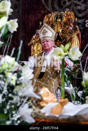 Cracovia, Polonia. 25th Dec, 2022. Mons. Marek Jedraszewski - Metropolita di Cracovia conduce una messa di mezzanotte nella Cattedrale di Wawel. La notte del 24/25 dicembre (dopo la vigilia di Natale) alle 12:00:00 presso la Cattedrale di Wawel a Cracovia, si tiene una messa di mezzanotte sotto la guida del Metropolita di Cracovia. Credit: SOPA Images Limited/Alamy Live News Foto Stock