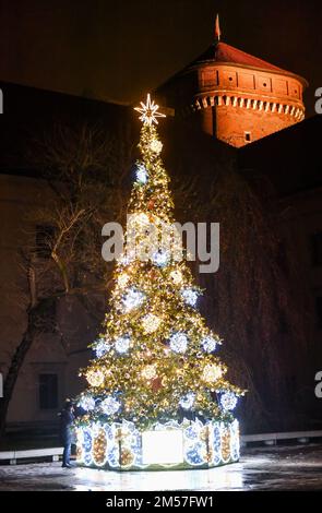 Cracovia, Polonia. 25th Dec, 2022. Albero di Natale visto nel cortile della cattedrale. La notte del 24/25 dicembre (dopo la vigilia di Natale) alle 12:00:00 presso la Cattedrale di Wawel a Cracovia, si tiene una messa di mezzanotte sotto la guida del Metropolita di Cracovia. (Foto di Alex Bona/SOPA Images/Sipa USA) Credit: Sipa USA/Alamy Live News Foto Stock