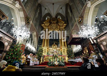 Cracovia, Polonia. 25th Dec, 2022. Messa solenne nella Cattedrale di Wawel. La notte del 24/25 dicembre (dopo la vigilia di Natale) alle 12:00:00 presso la Cattedrale di Wawel a Cracovia, si tiene una messa di mezzanotte sotto la guida del Metropolita di Cracovia. (Foto di Alex Bona/SOPA Images/Sipa USA) Credit: Sipa USA/Alamy Live News Foto Stock