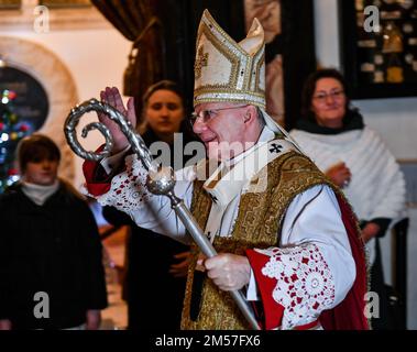 Cracovia, Polonia. 25th Dec, 2022. Mons. Marek Jedraszewski - Metropolita di Cracovia benedice i fedeli durante la messa di mezzanotte nella Cattedrale di Wawel. La notte del 24/25 dicembre (dopo la vigilia di Natale) alle 12:00:00 presso la Cattedrale di Wawel a Cracovia, si tiene una messa di mezzanotte sotto la guida del Metropolita di Cracovia. (Foto di Alex Bona/SOPA Images/Sipa USA) Credit: Sipa USA/Alamy Live News Foto Stock