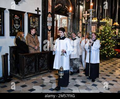 Cracovia, Polonia. 25th Dec, 2022. Messa solenne nella Cattedrale di Wawel. La notte del 24/25 dicembre (dopo la vigilia di Natale) alle 12:00:00 presso la Cattedrale di Wawel a Cracovia, si tiene una messa di mezzanotte sotto la guida del Metropolita di Cracovia. (Foto di Alex Bona/SOPA Images/Sipa USA) Credit: Sipa USA/Alamy Live News Foto Stock