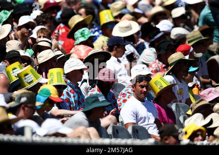 Melbourne, Australia, 27 dicembre 2022. Gli spettatori sono visti durante il Boxing Day Test Match tra Australia e Sud Africa presso il Melbourne Cricket Ground il 27 dicembre 2022 a Melbourne, Australia. Credit: Dave Hewison/Speed Media/Alamy Live News Foto Stock