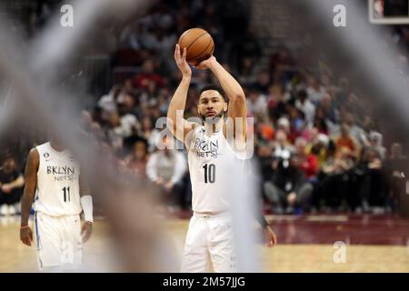 Cleveland, Stati Uniti. 26th Dec, 2022. Brooklyn Nets Forward ben Simmons (10) spara un tiro libero contro i Cleveland Cavaliers al Rocket Mortgage Fieldhouse di Cleveland, Ohio, lunedì 26 dicembre 2022. Foto di Aaron Josefczyk/UPI Credit: UPI/Alamy Live News Foto Stock