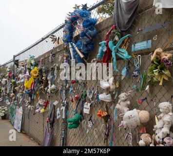 Primo piano della recinzione presso l'Oklahoma City National Memorial Museum con i trainkets, gli animali imbalsamati, i fiori e i ricordi lasciati per le 168 vittime di Foto Stock