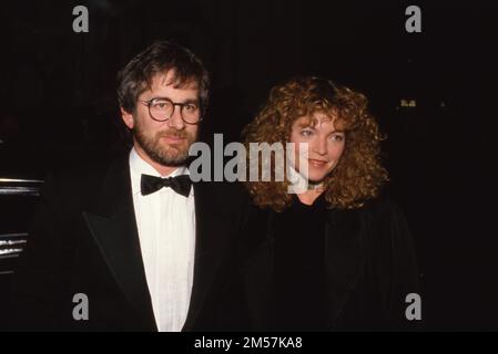 Steven Spielberg e Amy Irving al quinto premio annuale del Comitato Ebraico americano Sherrill C. Corwin Human Relations Award saluto a Steven J. Ross il 23 novembre 1986 a Beverly Hills, California Credit: Ralph Dominguez/MediaPunch Foto Stock