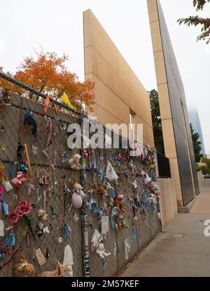 Il Fence al National Memorial Museum di Oklahoma City con i suoi oggetti, gli animali imbalsamati, i fiori e i ricordi lasciati per le 168 vittime della bom del 1995 Foto Stock