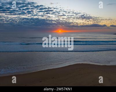 Alba aerea sul mare con nuvole medie che si estendono attraverso il cielo a Avoca Beach sulla costa centrale, NSW, Australia. Foto Stock