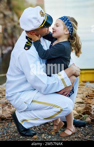 Ogni padre è le sue figlie primo amore. un padre in uniforme marina che si lega con la bambina sul molo. Foto Stock