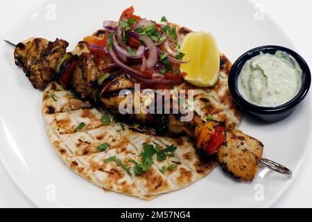 kebab di pollo alla greca in stile mediterraneo con insalata, pane pita e salsa tazki Foto Stock