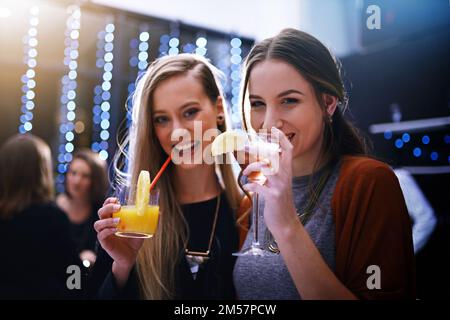 Lasciate che i tempi buoni rotolino. Ritratto di due giovani amici che bevono insieme a una festa. Foto Stock