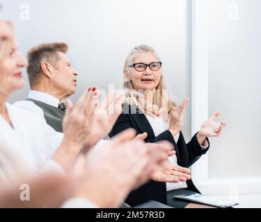 primo piano. un gruppo di uomini d'affari applaude durante un seminario aziendale. Foto Stock