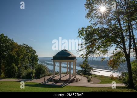 RUEDESHEIM, GERMANIA - 8 OTTOBRE 2021: Ruedesheim all'interno dei vigneti della valle del Reno in una bella giornata autunnale il 8 ottobre 2021 in Germania Foto Stock