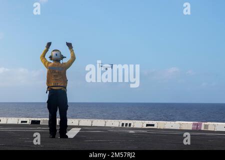 OCEANO PACIFICO (18 novembre 2022) — Aviazione Boatswain’s Mate (Handling) 3rd Classe Quantae Thompson dirige un MV-22 Osprey assegnato a Marine Medium Tiltrotor Squadron (VMM) 362 per atterrare sul ponte di volo del molo di trasporto anfibio USS Anchorage (LPD 23), 18 novembre 2022. La capacità di operare in modo fluido e simultaneo sul mare, a riva e in aria rappresenta il valore unico della capacità anfibia fornita dal gruppo anfibio pronto e dal team Marine Exipitionary. Il Makin Island ARG, composto da nave d'assalto anfibio USS Makin Island (LHD 8) e anfibio banchine di trasporto anfibio anch Foto Stock