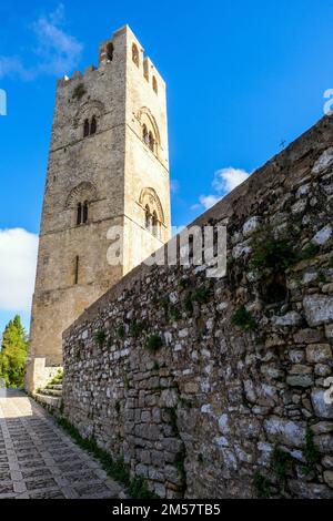 Torre di re Federico II nella città medievale di Erice - Sicilia, Italia Foto Stock