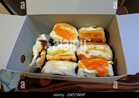 Chiudere la scatola di carta di pane tostato alla griglia riempito con pasta di burro e marmellata di cioccolato Foto Stock