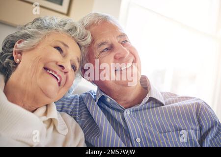 Vivere la loro felicemente sempre dopo insieme. una coppia anziana che guarda premurosa a casa. Foto Stock