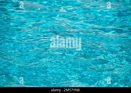 Tansgenitore chiaro acqua calma superficie texture. Astratto natura sfondo. Modello di acqua di mare. Foto Stock