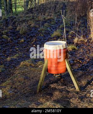 Uno dei numerosi Game Bird Feeders partiva per i Partidges e i fagiani su un vecchio argine ferroviario, in modo da mantenere gli uccelli vicini al Tiro G. Foto Stock