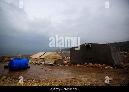 26 dicembre 2022, Sheikh Bahr, governatorato di Idlib, Siria: Idlib, Siria. 26 dicembre 2022. Il campo di Sheikh Bahr vicino alla città di Armanaz, nella campagna di Idlib. La già terribile situazione umanitaria degli sfollati interni nel nord-ovest della Siria peggiora ulteriormente con l'inizio dell'inverno. La maggior parte dei residenti del campo vive in tende improvvisate che difficilmente li proteggono dalla stagione fredda, in mezzo al conflitto di basso livello in Siria (Credit Image: © Juma Mohammad/IMAGESLIVE via ZUMA Press Wire) Foto Stock