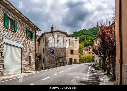 Veduta di San Benedetto in Alpe, piccolo paese dell'Appennino Tosco-Emiliano, in provincia di Forlì-Cesena Foto Stock