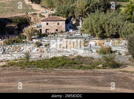 Saturnia, Italia - 13 settembre 2022: Le persone fanno il bagno nelle sorgenti termali di Saturnia Therme, Saturnia, Toscana, Italia Foto Stock