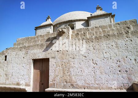 Imponente chiesa fatta di pietre vulcaniche bianche di Silla all'interno del Convento del complesso di Santa Catalina de Siena, città di Arequipa, Perù, Sud America Foto Stock