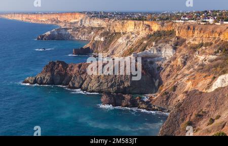 Paesaggio estivo con formazioni rocciose fiolente sulla costa del Mar Nero. Sevastopol Foto Stock
