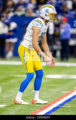 26 dicembre 2022: Los Angeles Chargers punter J.K. Scott (16) durante la partita NFL contro gli Indianapolis Colts a Indianapolis, Indiana. John Mersits/CSM. Foto Stock