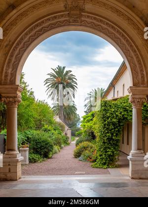 Cannes, Francia - 1 maggio 2022: I giardini dell'Abbazia di Lerins sull'isola di Lerins al largo della costa di Cannes. Foto scattata dall'ingresso del monastero Foto Stock