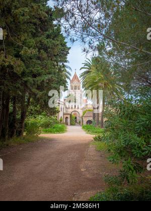 Cannes, Francia - 1 maggio 2022: L'ingresso dell'Abbazia di Lerins sull'isola di Lerins al largo della costa di Cannes. Foto scattata dal roa di accesso al monastero Foto Stock