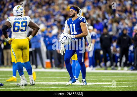 26 dicembre 2022: L'ampio ricevitore di Indianapolis Colts Michael Pittman Jr. (11) perde il casco durante la partita NFL contro i Los Angeles Chargers a Indianapolis, Indiana. John Mersits/CSM. Foto Stock