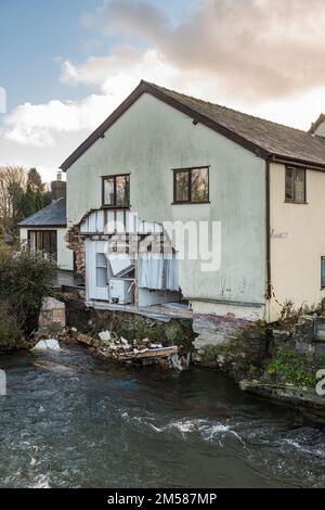 Presteigne, Powys, Galles, Regno Unito. Una vecchia casa ha avuto le sue fondamenta lavate dal fiume Lugg nel mezzo di questa piccola città gallese dopo le forti precipitazioni all'inizio di quest'anno. È probabile che l'edificio venga demolito. Foto Stock