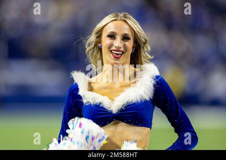 26 dicembre 2022: Gli Indianapolis Colts cheerleaders si esibiscono durante la partita di football della NFL tra i Los Angeles Chargers e gli Indianapolis Colts di Indianapolis, Indiana. John Mersits/CSM Foto Stock