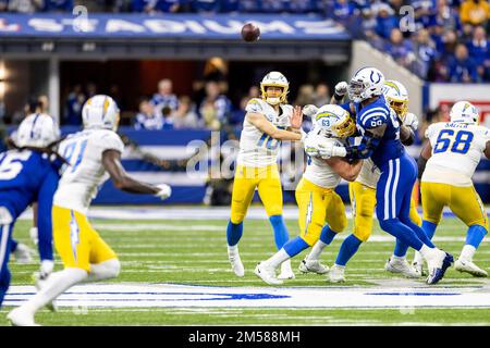 26 dicembre 2022: Los Angeles Chargers quarto Justin Herbert (10) passa la palla durante la partita NFL contro gli Indianapolis Colts a Indianapolis, Indiana. John Mersits/CSM. Foto Stock