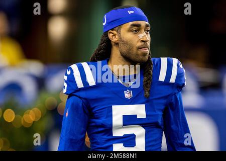 26 dicembre 2022: Indianapolis Colts difensivo indietro Stephon Gilmore (5) durante la pre-partita del gioco NFL contro i Los Angeles Chargers a Indianapolis, Indiana. John Mersits/CSM. Foto Stock